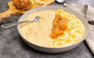 Cornmeal porridge with unsweetened Yoghurt